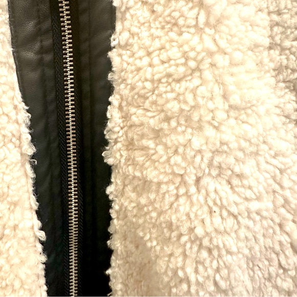 ABERCROMBIE & FITCH | Cinched Cocoon Oversized Sherpa Vest | Size S - Picture 8 of 9